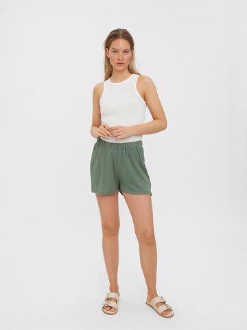 VERO MODA Loosefit Shorts 'Flowy' in Grün