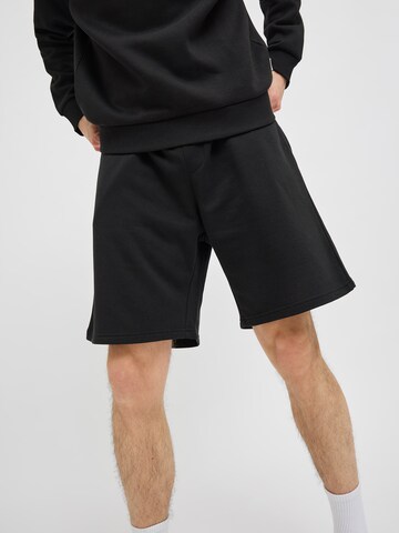 JJ Rebel - Loosefit Pantalón 'JREBCARLOS' en negro