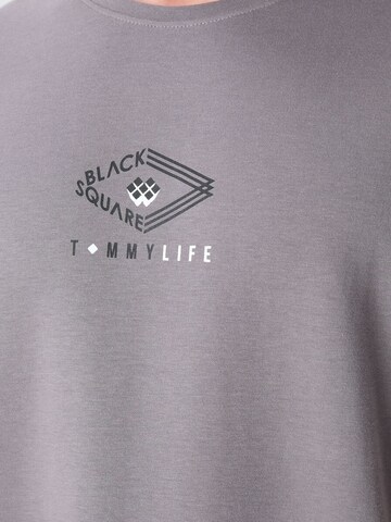 Maglietta di Tommy Life in grigio