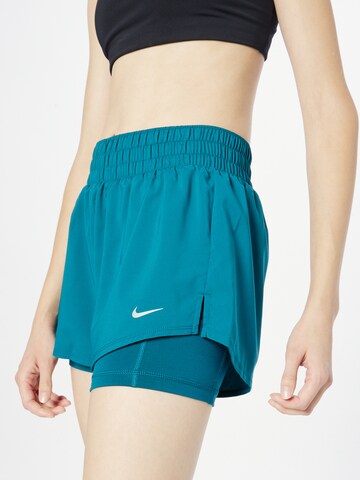 NIKE Regular Sportshorts in Grün