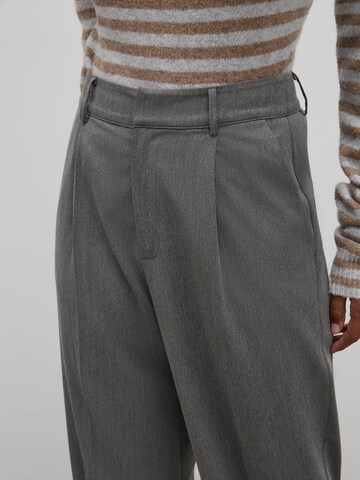 RÆRE by Lorena Rae Loose fit Pleat-Front Pants in Grey