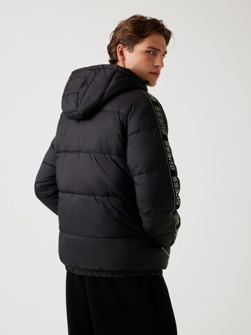 GUESS Funktionsjacke in Schwarz