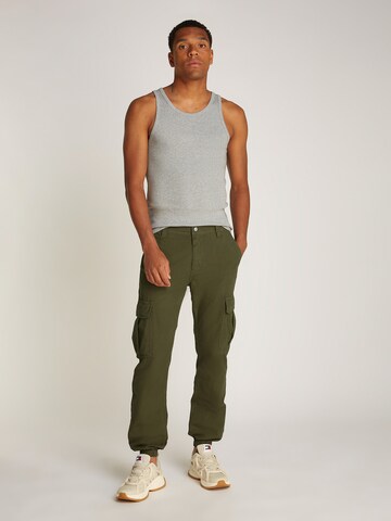 Tommy Jeans Tapered Hose 'RYAN' in Grün