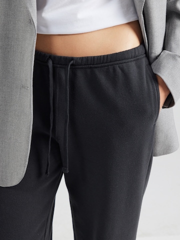 HOLLISTERTapered Hlače - crna boja