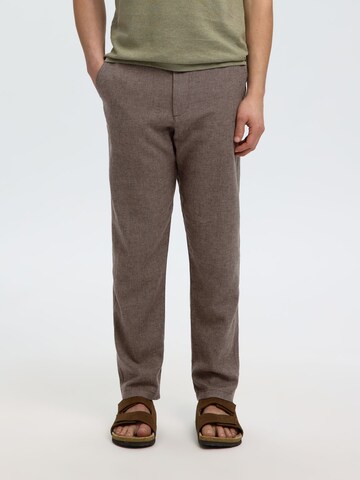 Coupe slim Pantalon 'SLHBrody' SELECTED en marron : devant