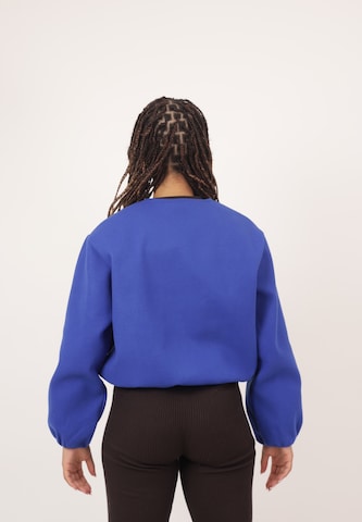 Elara Tussenjas in Blauw