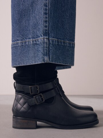 Next Boot i svart