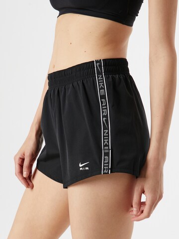 NIKE Regular Sportshorts in Schwarz