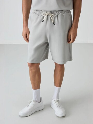 Tommy Life - Fato de desporto em cinzento