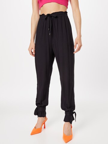 Tapered Pantaloni 'Jill' de la ABOUT YOU pe negru: față