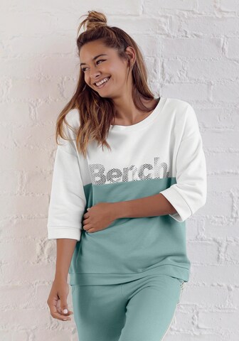 BENCH Sweatshirt in Green: front