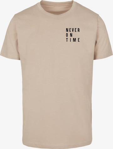 Tricou 'Never On Time' de la Merchcode pe bej: față