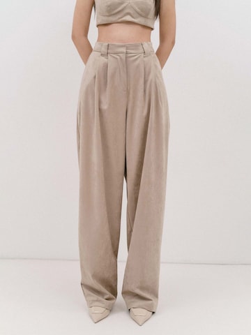 4TAILORS Loosefit Housut 'Chili' värissä beige