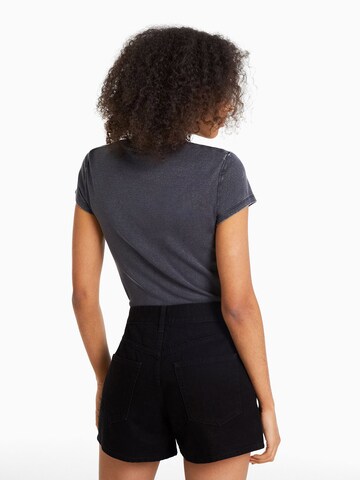 Bershka Loosefit Shorts in Schwarz