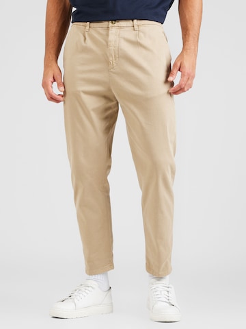 Goldgarn Tapered Pleat-Front Pants in Beige: front