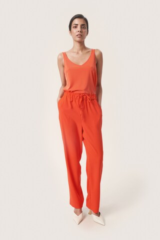 SOAKED IN LUXURY - Tapered Pantalón 'Shirley' en rojo