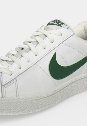 Nike Sportswear Sneakersy niskie 'CLASSIC' w kolorze biały: bok