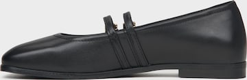 Estro Ballet Flats with Strap '09-28781' in Black: front