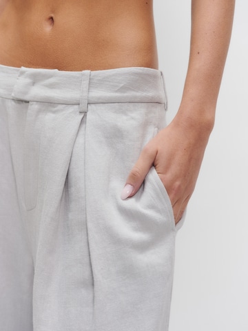 millane - Pierna ancha Pantalón plisado 'Thalisa' en gris