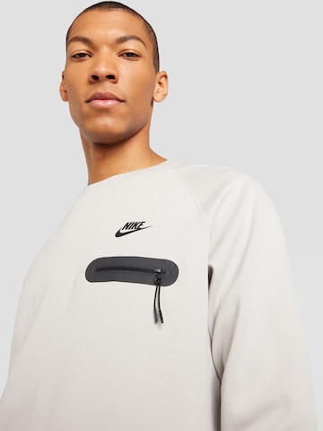 Sweat-shirt 'TECH' Nike Sportswear en gris