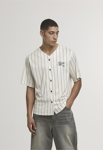 Fit confort Chemise 'Varsity' Karl Kani en blanc : devant