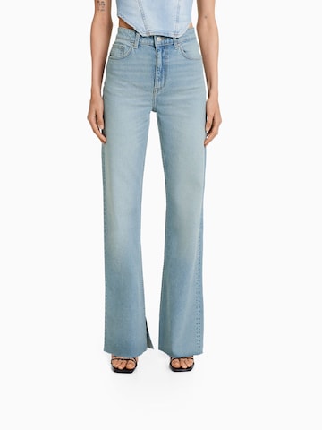 Bershka Regular Jeans in Blauw: voorkant