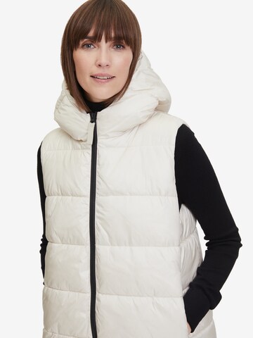 Amber & June Bodywarmer in Beige