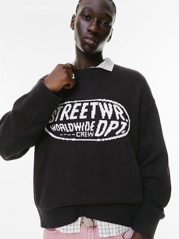 Pull&Bear Пуловер 'STWD' в черно: отпред
