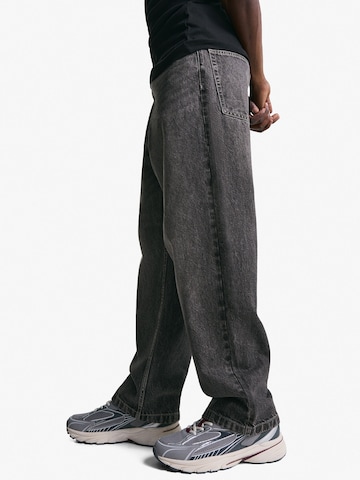Baggy Jeans de la Bershka pe gri