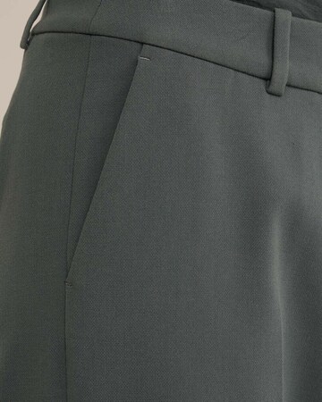 Slimfit Pantaloni con piega frontale di WE Fashion in verde