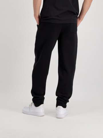 Effilé Pantalon ALPHA INDUSTRIES en noir