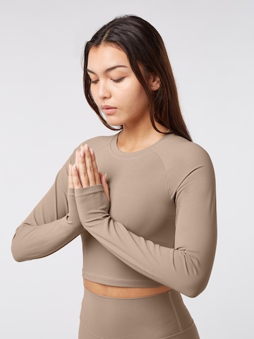 YO-GAYA Sporttop in Beige