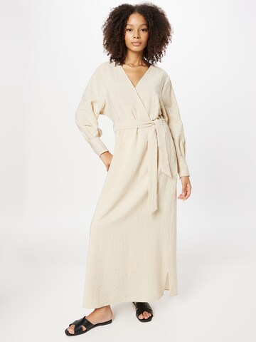 Another Label Jurk 'Chloe' in Beige: voorkant