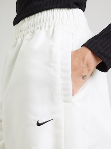 Nike Sportswear Wide Leg Housut 'Windrunner' värissä valkoinen