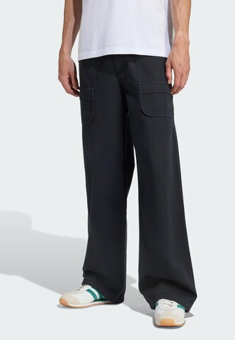 ADIDAS ORIGINALS Loosefit Cargobroek 'Premium Essentials' in Zwart: voorkant