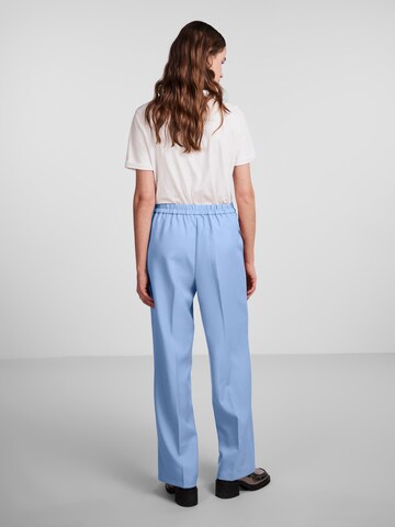 Loosefit Pantaloni con piega frontale 'NEVA' di PIECES in blu