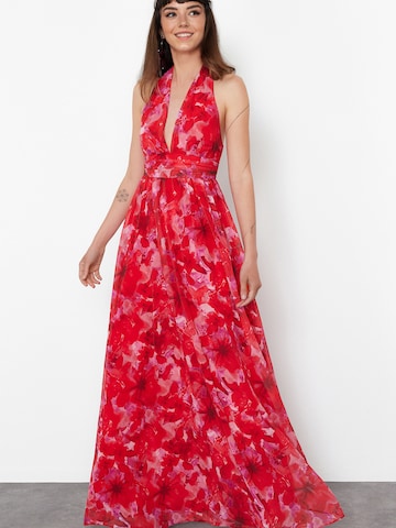 Rochie de seară de la Trendyol pe roșu: față