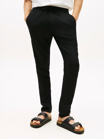 Effilé Pantalon TOMMY HILFIGER en noir : devant