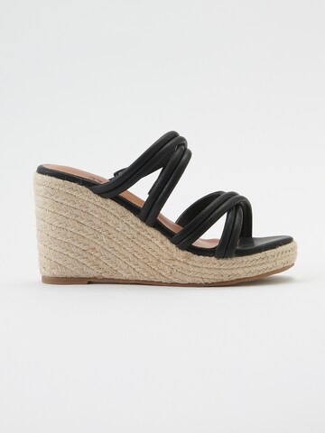 KOROSHI - Zapatos abiertos en negro