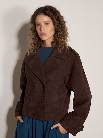 Apricot Suedette Short Trench Jacket ' ' in Braun: Vorderseite