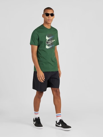 Tricou 'SWOOSH' de la Nike Sportswear pe verde