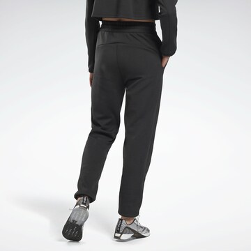 Effilé Pantalon de sport Reebok en gris