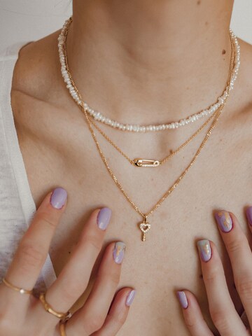 Hey Happiness Ketting 'Safety Pin Pendant' in Goud: voorkant