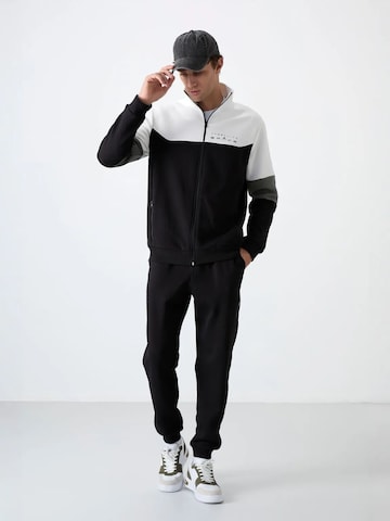 Completo per l'allenamento di Tommy Life in nero: frontale