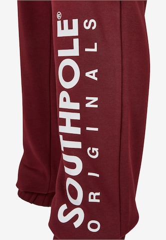 Loosefit Pantaloni di SOUTHPOLE in rosso