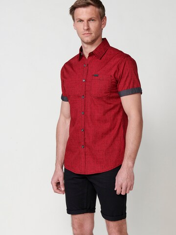Coupe regular Chemise KOROSHI en rouge