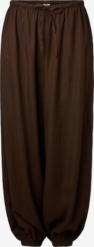 Tapered Pantaloni 'PCPia' di PIECES in marrone: frontale