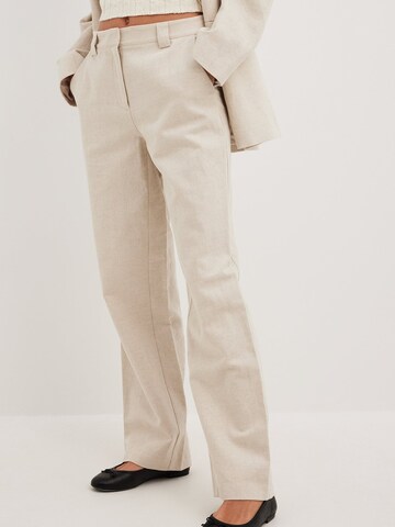 NA-KD Regular Pants in Beige: front