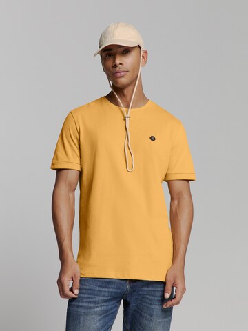 No Excess Shirt in Geel: voorkant
