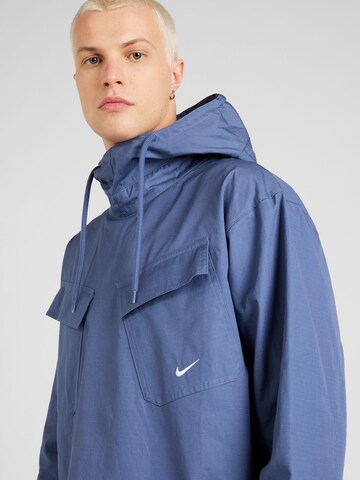 Nike SportswearPrijelazna jakna 'FIELD' - plava boja